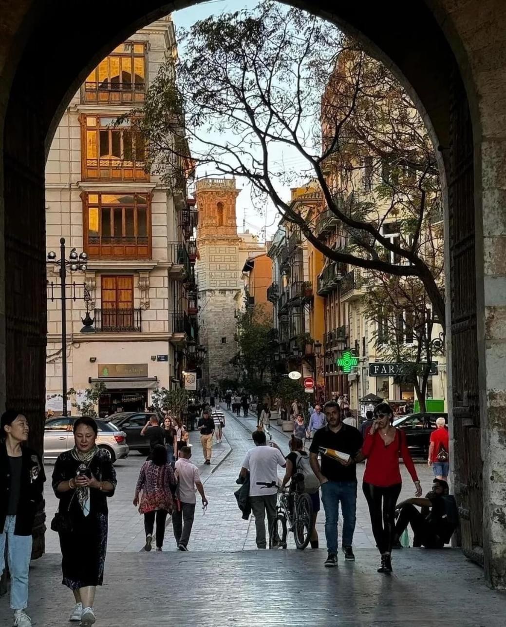 Mirador 1 Del Mercado Central - Habitacion Con Bano Privado En El Centro De La Ciudad Vella Valencia Bagian luar foto